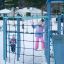 Schmetterling Kletterturm mit Rutsche auf verschneitem Spielplatz mit Kindern beim Klettern