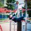 Kinder spielen auf Schmetterling Kletterturm mit Rutsche auf einem Spielplatz.
