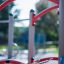 Roter Kletterturm Schmetterling mit Rutsche und Kletternetz auf Spielplatz