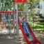 Kinder spielen auf einem Schmetterling Kletterturm mit Rutsche im Park.