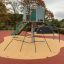 Krähennest Kletterturm mit Rutsche auf einem Spielplatz