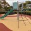Krähennest Kletterturm mit Rutsche und Kletternetz auf einem Spielplatz