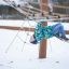 Kind spielend auf Alv Klettergerüst mit Rutsche und Kletternetz im Winter.