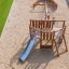 Holz-Spielplatz Schiff Sandkasten mit Rutsche und Kletterseil für Kinder, auf Sandboden.