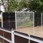 Highbury Multisport-Anlage mit robustem Ballfangzaun und Netz auf nassem Untergrund