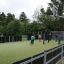 Kinder spielen Fußball auf der Multi-Sportanlage Stamford Bridge mit grünem Kunstrasen und Basketbal