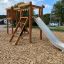Alstad Spielkombination mit Rutsche und Klettergerüst im Freien auf einem Spielplatz