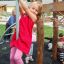 Mädchen klettert auf Spielgerät von Alstad Spielkombination mit Rutsche auf einem Spielplatz.