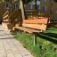 Holzbank und Aufgang aus Lärchenholz mit verzinkten Stahlstützen in einem urbanen Garten.