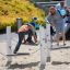 Kinder spielen auf einem Kentucky Balancierparcours im Freien.