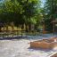 Holzbank und Tisch aus Lärcheholz mit verzinktem Stahl auf einem Spielplatz