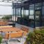 Holzbank und Tischset Quadratisch Bank & Tisch auf einer modernen Terrasse