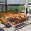 Quadratisch Bank & Tisch auf einer Terrasse mit Stadionblick.