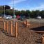 Kinder spielen auf der Kongo Wackelbrücke im Freien.
