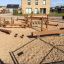 Kongo Wackelbrücke und Balance-Elemente auf einem Spielplatz.