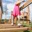 Mädchen in rosa Kleid spielt auf Lars Laj Kunstrasen 25 Spielplatz.