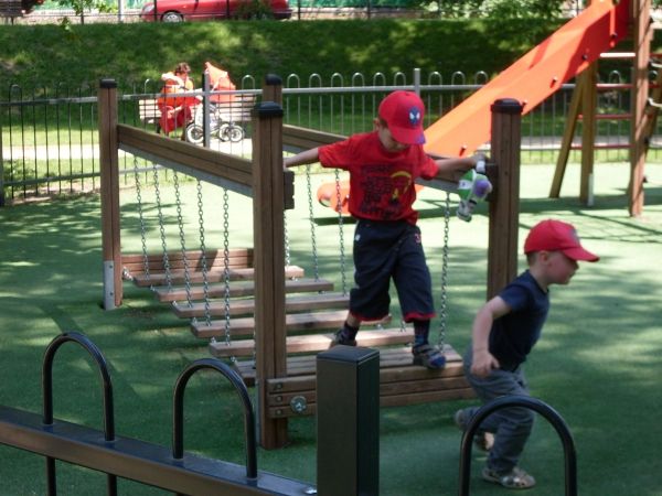 Kinder spielen auf einem Spielplatz mit Lars Laj Kunstrasen 25.