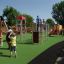 Kinder spielen sicher auf dem Lars Laj Kunstrasen 35 auf einem Spielplatz.