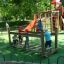 Kinder spielen auf einem Spielplatz mit Lars Laj Kunstrasen 35.