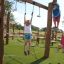 Kinder spielen auf einem Spielplatz mit Lars Laj Kunstrasen 45.