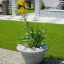 Blumentopf Bell mit gelben Blumen im Außenbereich