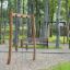 Holz-Klettergerüst Lianen im öffentlichen Park, kinderfreundliches Spielplatzgerät.