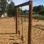 Lianen Klettergerüst aus Holz auf einem Spielplatz mit Rindenmulchboden.