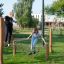 Kinder spielen auf einem Diamantnetz Kletternetz auf einem Spielplatz.