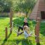 Kinder spielen auf einem Diamantnetz Kletternetz im Garten.