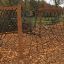 Kletternetz Bergspitzen auf einem Spielplatz mit Herbstlaub.