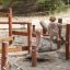Sahara Trimm-dich-Pfad Klettergerüst aus Holz auf Spielplatz mit zwei Kindern.