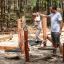 Sahara Trimm-dich-Pfad Balancierparcours aus Holz im Wald mit Kind und Vater