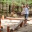 Sahara Trimm-dich-Pfad Spielpfad aus Holz im Wald mit Vater und Kind