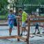 Kinder spielen auf dem Sahara Trimm-dich-Pfad Spielgerät im Sandbereich.