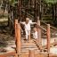 Sahara Trimm-dich-Pfad hängende Holzbrücke auf Spielplatz mit Kettengeländer