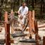 Sahara Trimm-dich-Pfad Kletter- und Balanceparcours aus Holz im Wald.