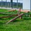 Holz-Spielgerät Gobi Trimm-dich-Pfad auf grüner Wiese.