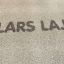 Text LARS LAJ auf einem Fallschutzbelag.