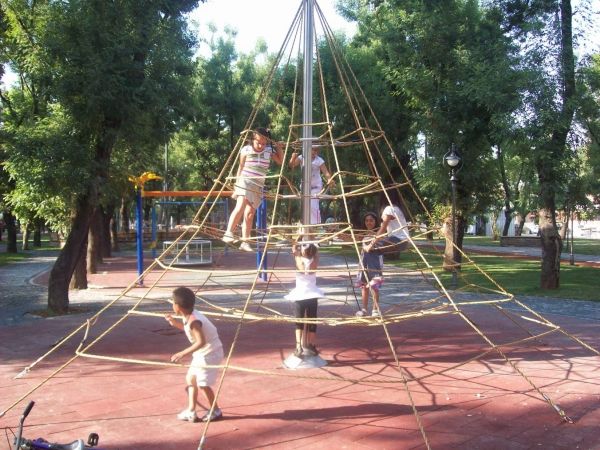 Kinder spielen auf einem Fallschutzplatte 45 im Park.