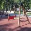 Fallschutzplatte 45 unter einer Schaukel auf einem Spielplatz