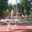 Kinder spielen auf einem Fallschutzplatte 110 Klettergerüst im Park.