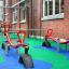 Rot-rote Wetpour 40 Wippe auf buntem Sicherheitsboden auf einem Spielplatz.