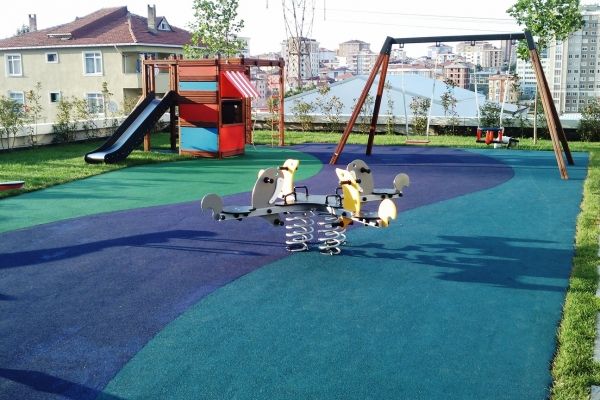 Spielplatz mit Wetpour 40 Sicherheitsbelag und Federwippe