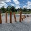 Holzbalance-Spielgerät Cape Code auf einem Kiesplatz in einem öffentlichen Park.