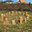 Holzstämme im Kreis angeordnet auf Rasen für Outdoor-Spiele, Cape Code.