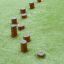 Holzstämme auf grünem Kunstrasen als Spielplatz-Elemente, Cape Code.