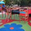 Farbenfroher Wetpour 80 Spielplatz mit Rutsche und Klettergerüst.