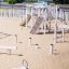 Spielplatzgerät Madagascar in einem Sandbereich mit Kletterstrukturen und Balancierelementen.
