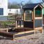 Holzspielhaus für Kinder Villa Spielhaus mit Sandkasten im Garten.