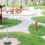 Spielhaus und Spielplatzgeräte im Garten für Kinder.